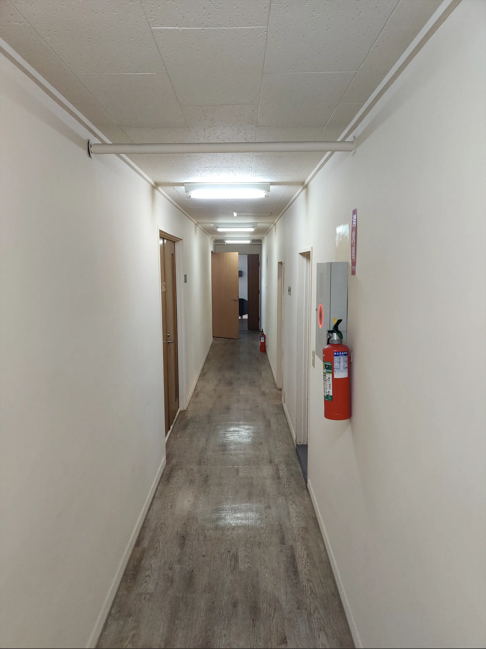 一楼走廊，左边是公共办公区和厨房，尽头是公共休息室，与餐厅和吸烟室相通，考虑到防疫安全，几乎都没去过；右边是公用卫生间和淋浴间