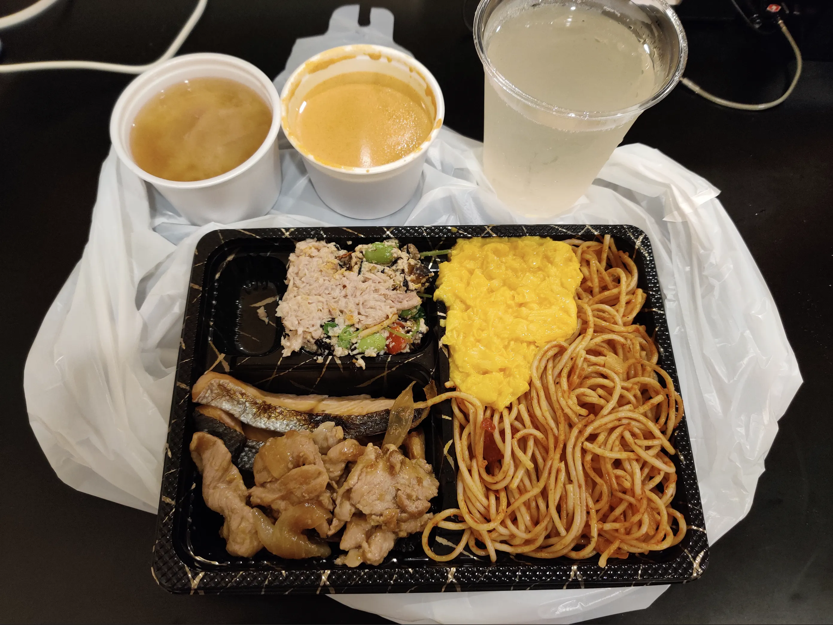 第二天早餐，左上是经典味噌汁，中间那杯是海鲜浓汤，味道美极了