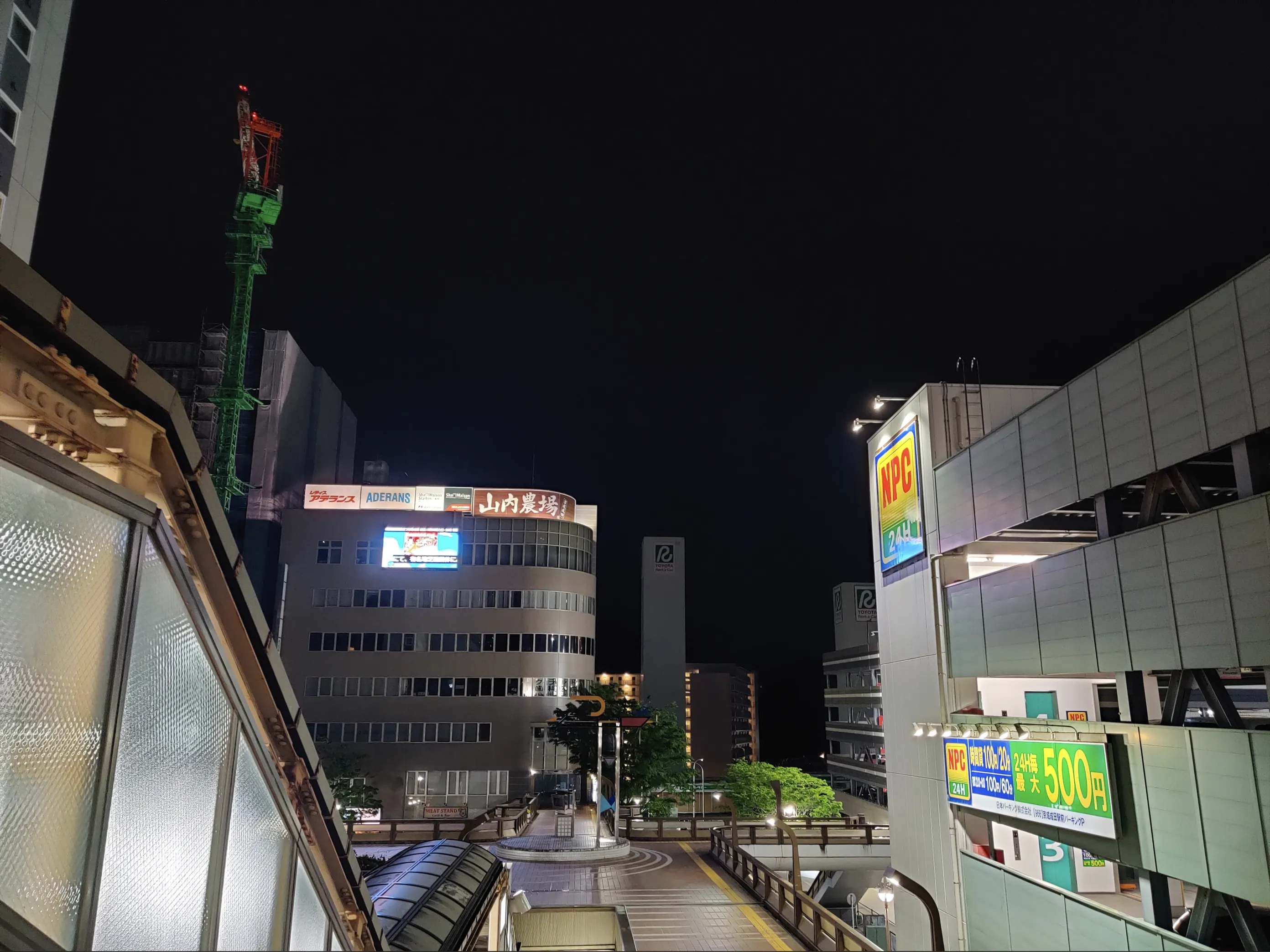 站在有点年代感的天桥上