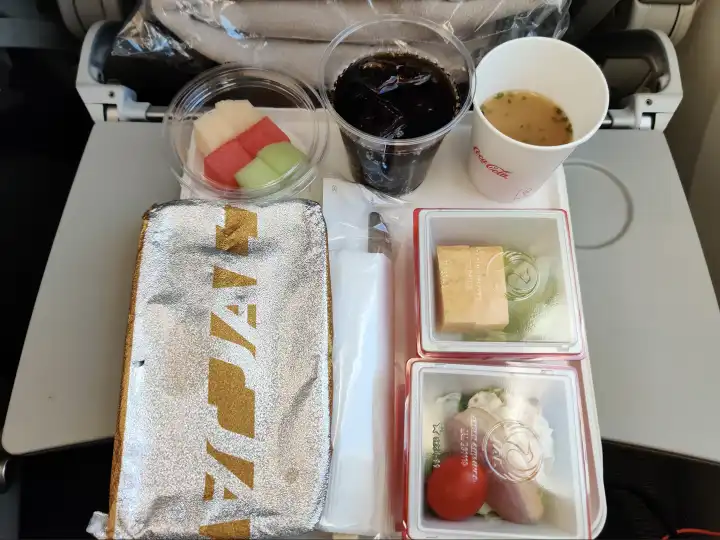 十分后悔要了杯冰可乐而不是热饮