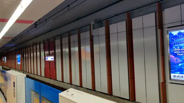 站台候车中，突然身边挤满了叽叽喳喳的年轻人