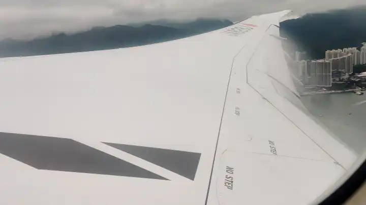 起飞！由于有雾，甚至可以看清机翼周围气流的形状