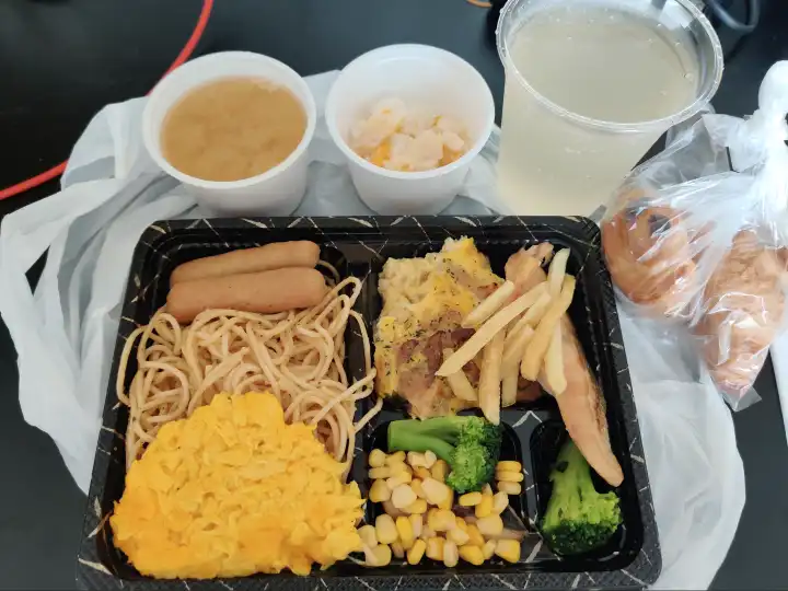 在隔离酒店的最后一顿早餐，顺带装俩面包当干粮