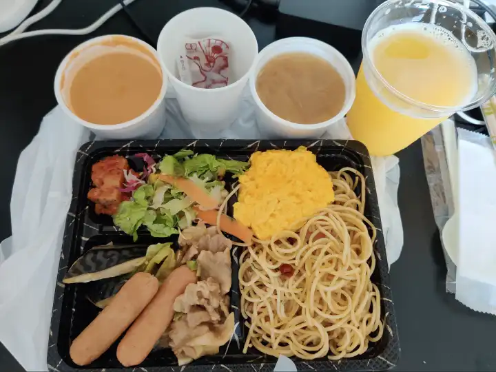 第七天早餐，拿得越来越多了