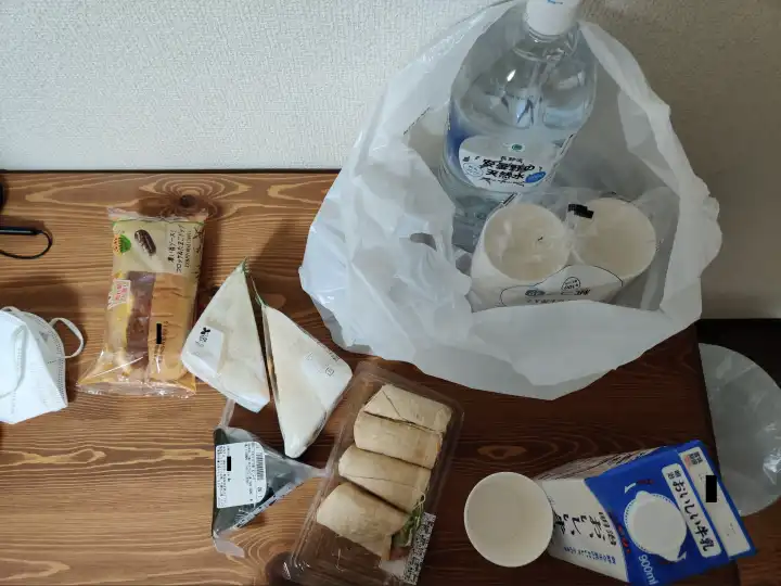 在便利店里随便买了些速食做晚餐，最好吃的是中间那盒 taco（墨西哥玉米卷）