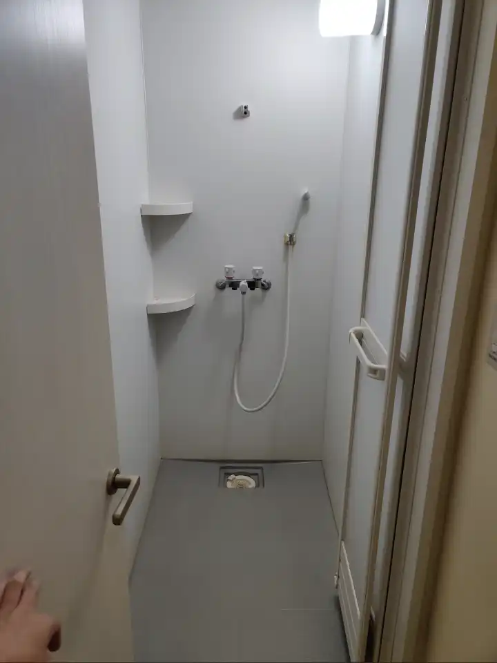 单人淋浴间，大小刚刚好，水流很足