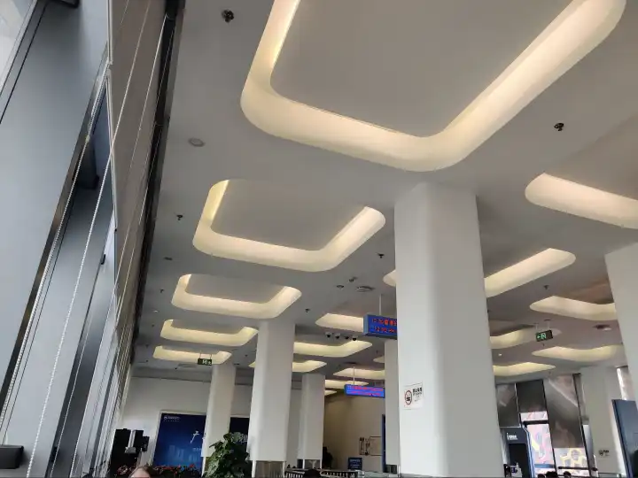 不算宽敞的侯船厅