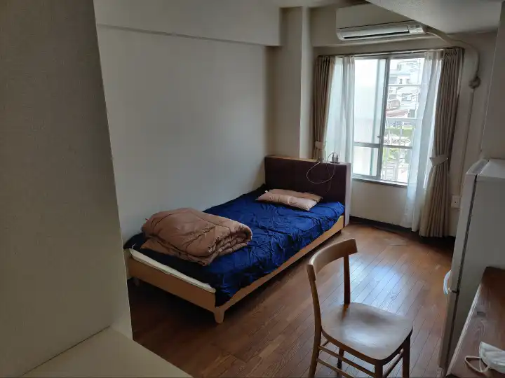 被褥是旧的，但洗得很干净