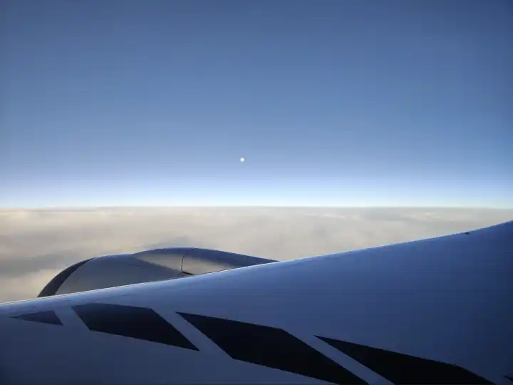 再次望向窗外，猛然发现远处升起明月