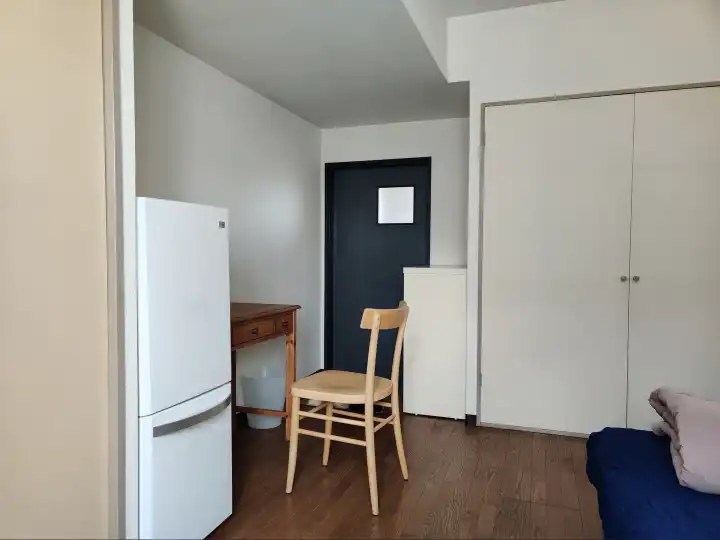 还算宽敞的房间，只是门框太低了，总磕到头……