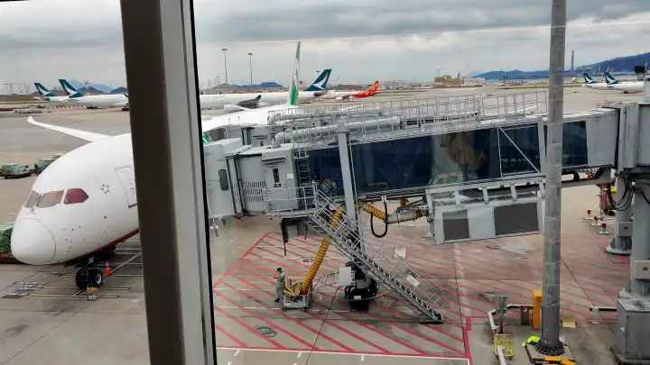 窗外一架装好登机通道的客机