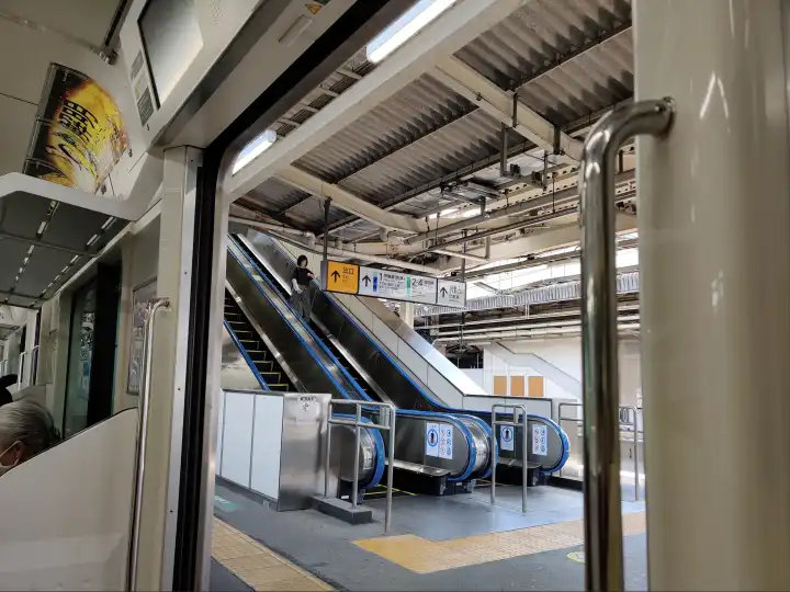 中间有一次换乘，跟车站工作人员确认了班次，等待发车中