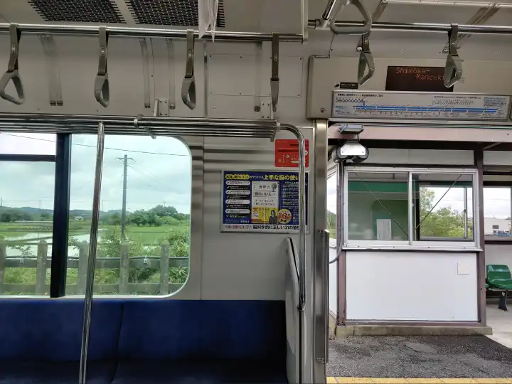 车门外的候车室让我想起了电影《菊次郎的夏天》