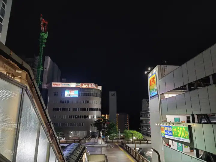 站在有点年代感的天桥上