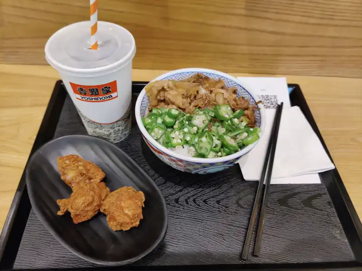 秋葵烧肉丼柠檬茶套餐，￥44（贵死我算了）