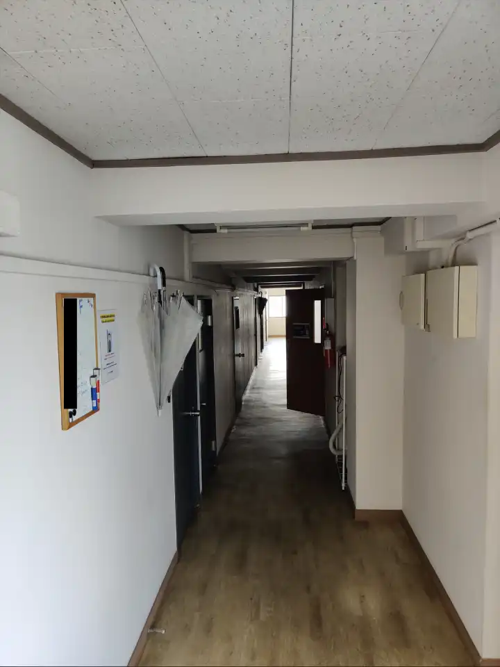 走廊，左边一排都是卧室，右侧开着门的是卫生间