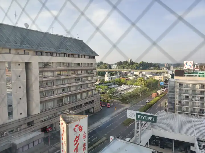 左边好像是市政府……