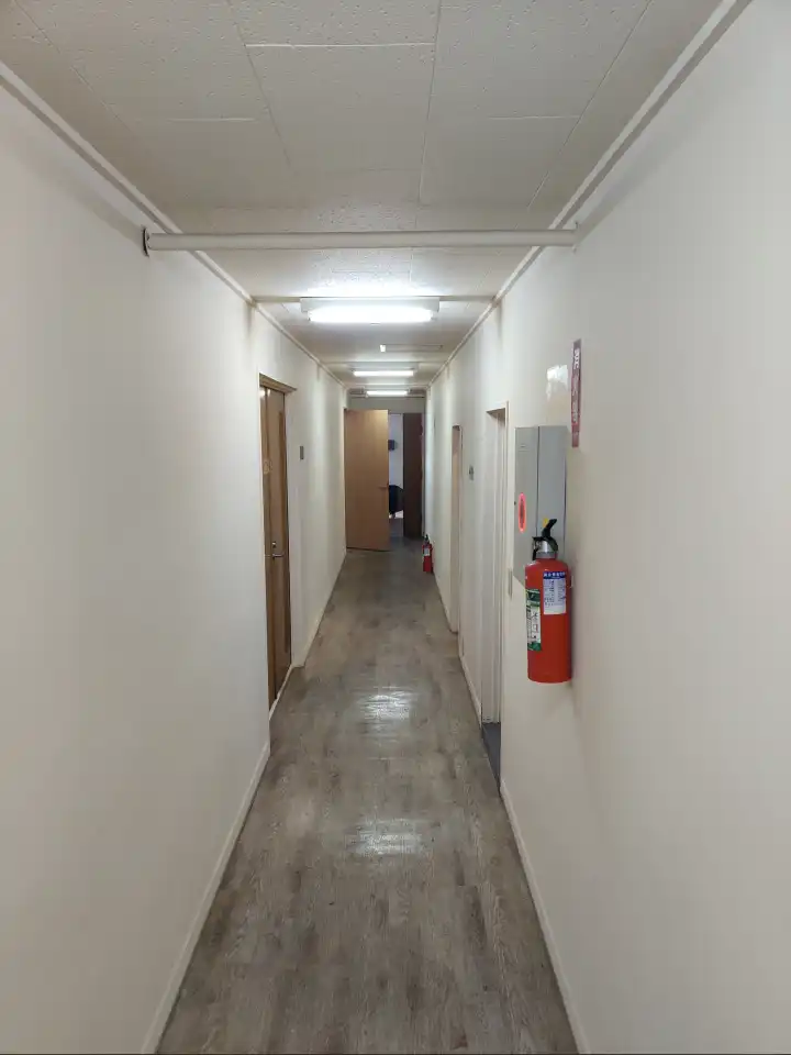 一楼走廊，左边是公共办公区和厨房，尽头是公共休息室，与餐厅和吸烟室相通，考虑到防疫安全，几乎都没去过；右边是公用卫生间和淋浴间