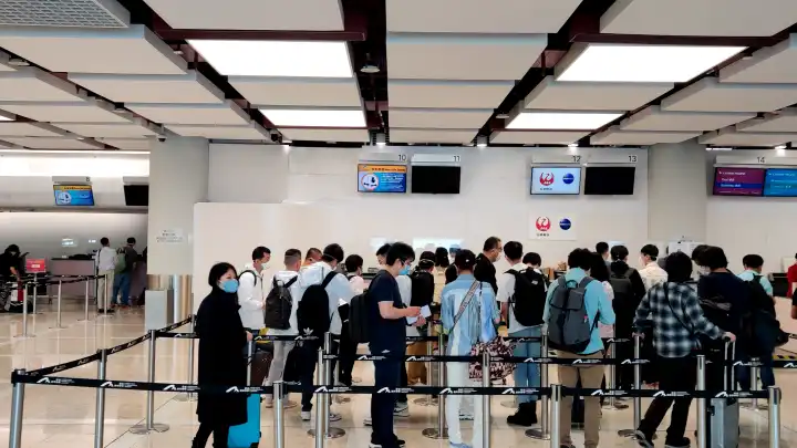 等待确认的人们，白衣小哥也在其中