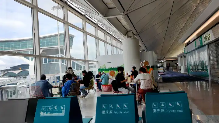 候机中的东南亚人