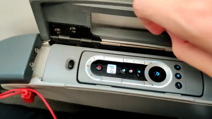 里面居然埋着一个遥控器