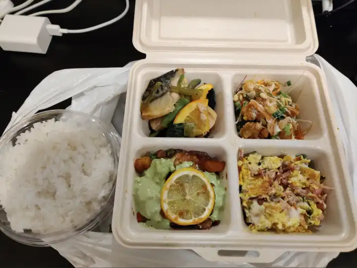 出于好奇而非肚饿，试着在酒店餐厅买了份晚餐，1610 日元（大约 84 块钱），好吃，但还是好贵！