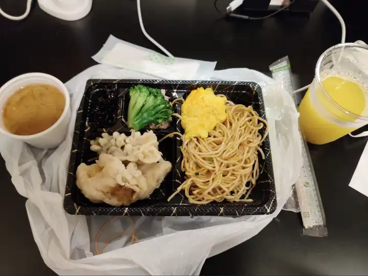 第一天的早餐，即使没好意思拿太多，还是顶了一天的量（一直在房间内躺尸，不消耗体能）