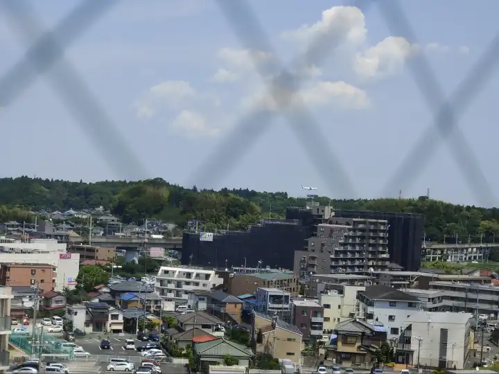 远处一架准备着陆的飞机