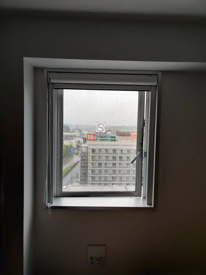 客房里唯一的窗