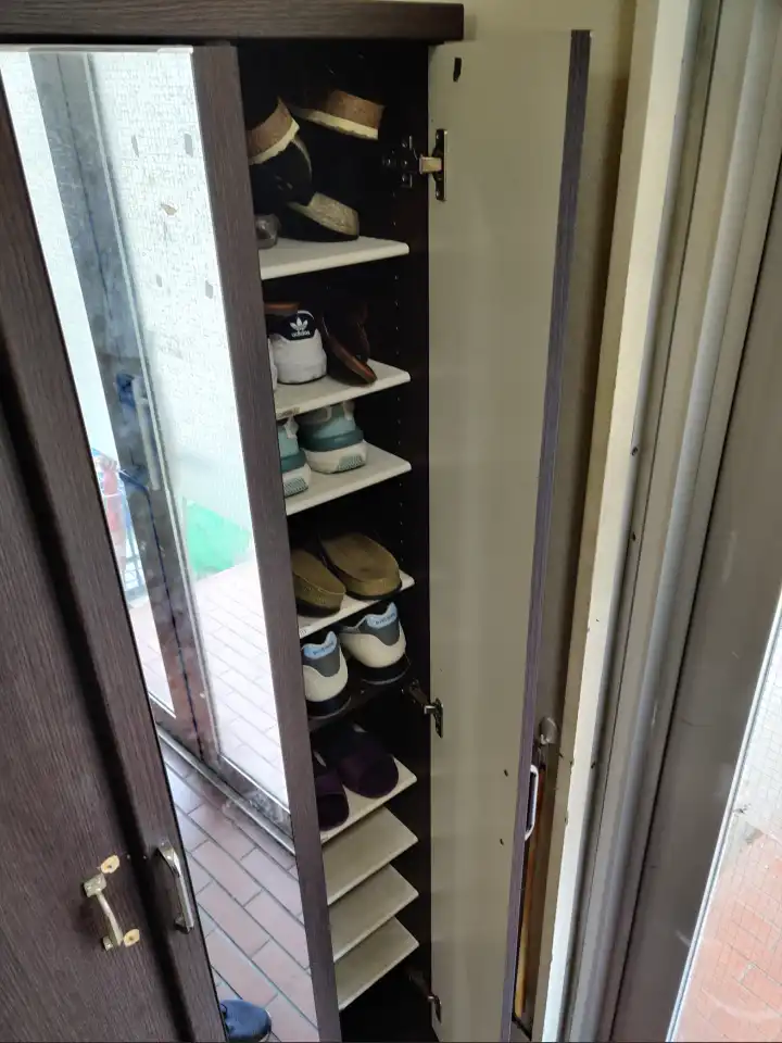 一楼玄关，进了楼门之后就要换成拖鞋